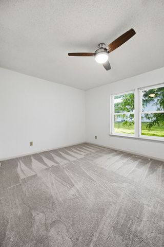 325 Hillview Dr, Marion, IA 52302
