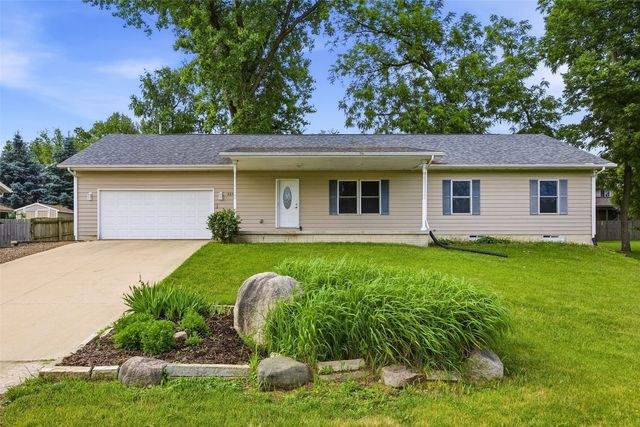 325 Hillview Dr, Marion, IA 52302