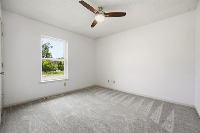 325 Hillview Dr, Marion, IA 52302