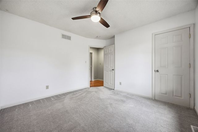 325 Hillview Dr, Marion, IA 52302