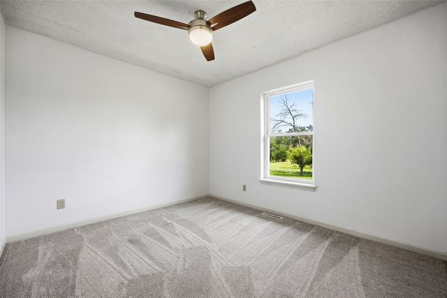 325 Hillview Dr, Marion, IA 52302
