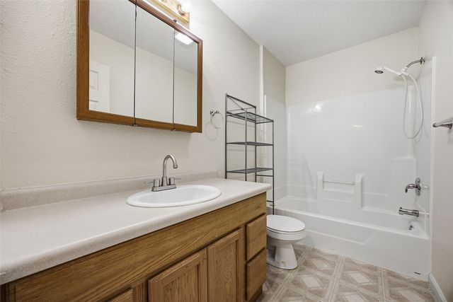 325 Hillview Dr, Marion, IA 52302