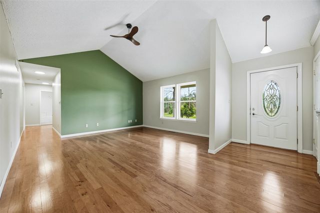 325 Hillview Dr, Marion, IA 52302