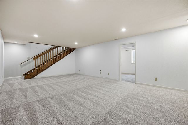 325 Hillview Dr, Marion, IA 52302