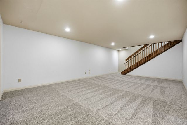 325 Hillview Dr, Marion, IA 52302