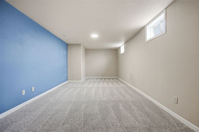 325 Hillview Dr, Marion, IA 52302