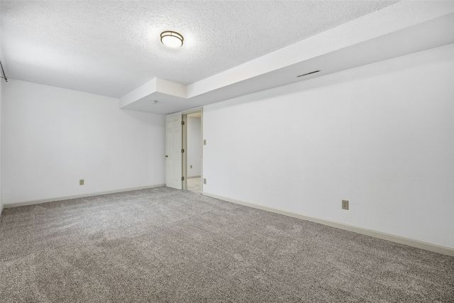325 Hillview Dr, Marion, IA 52302