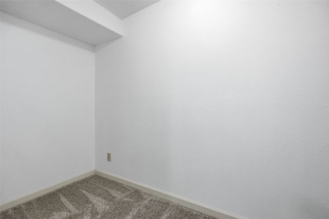 325 Hillview Dr, Marion, IA 52302