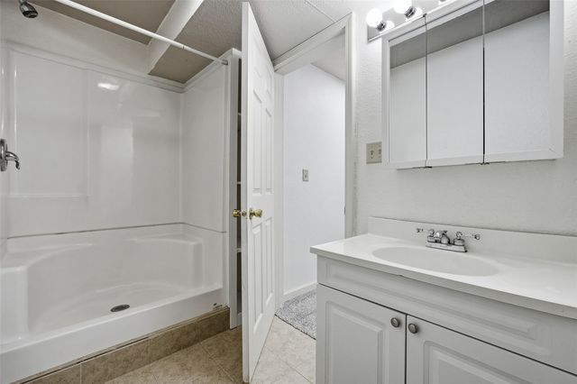 325 Hillview Dr, Marion, IA 52302