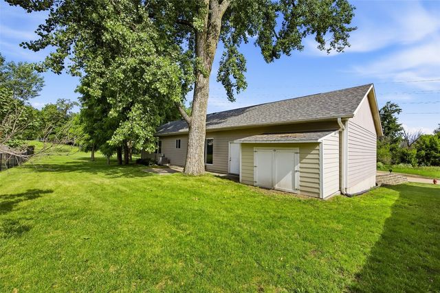 325 Hillview Dr, Marion, IA 52302