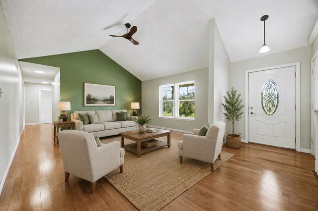 325 Hillview Dr, Marion, IA 52302