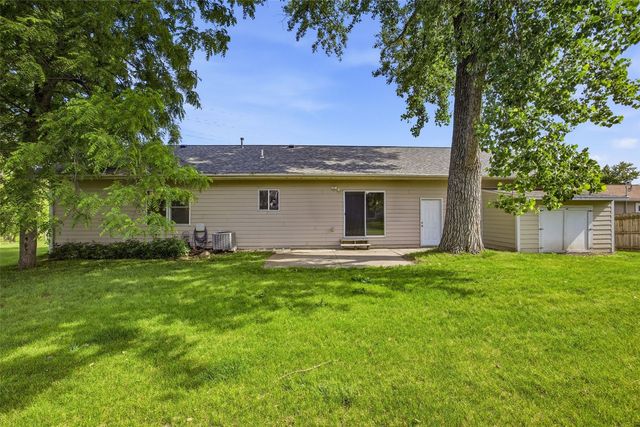 325 Hillview Dr, Marion, IA 52302