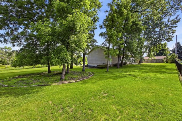 325 Hillview Dr, Marion, IA 52302