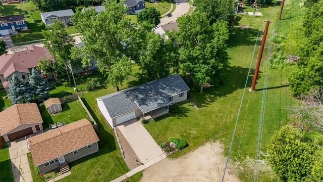 325 Hillview Dr, Marion, IA 52302