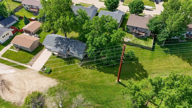 325 Hillview Dr, Marion, IA 52302