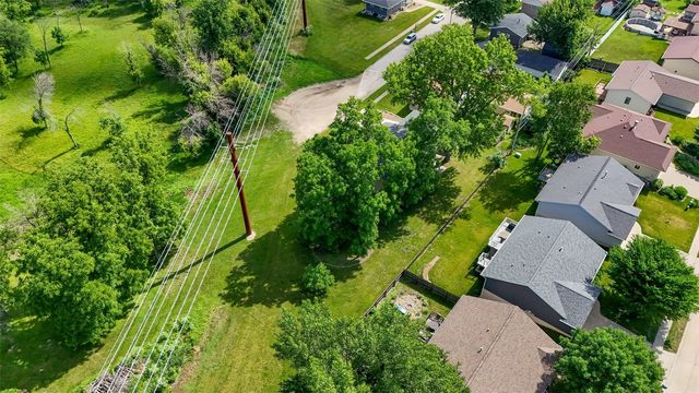 325 Hillview Dr, Marion, IA 52302