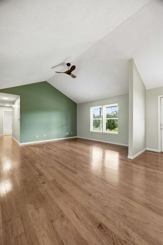 325 Hillview Dr, Marion, IA 52302