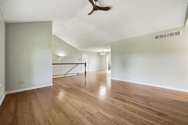 325 Hillview Dr, Marion, IA 52302