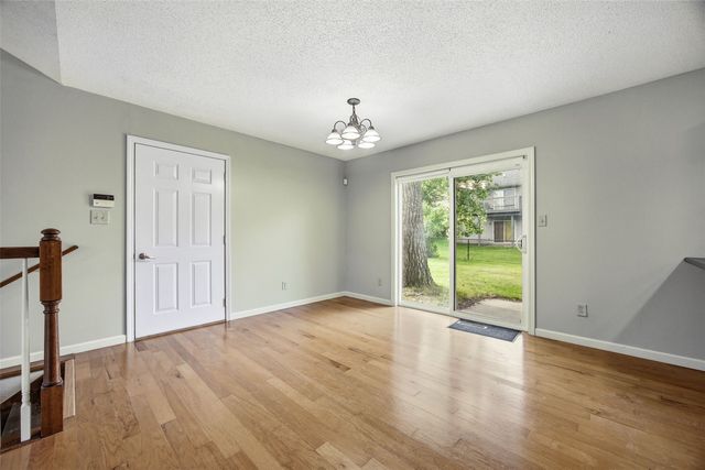 325 Hillview Dr, Marion, IA 52302