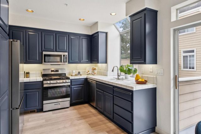 1148 La Rochelle Terrace F, Sunnyvale, CA 94089