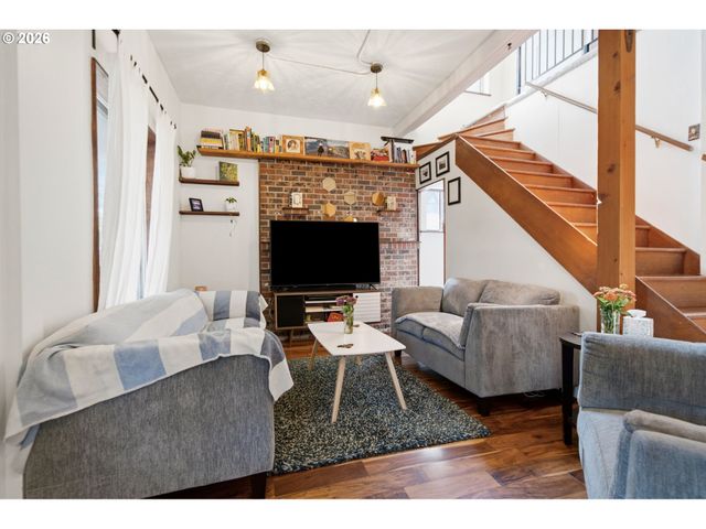 7402 Se ELLIS St, Portland, OR 97206
