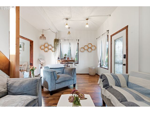 7402 Se ELLIS St, Portland, OR 97206