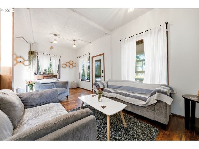 7402 Se ELLIS St, Portland, OR 97206