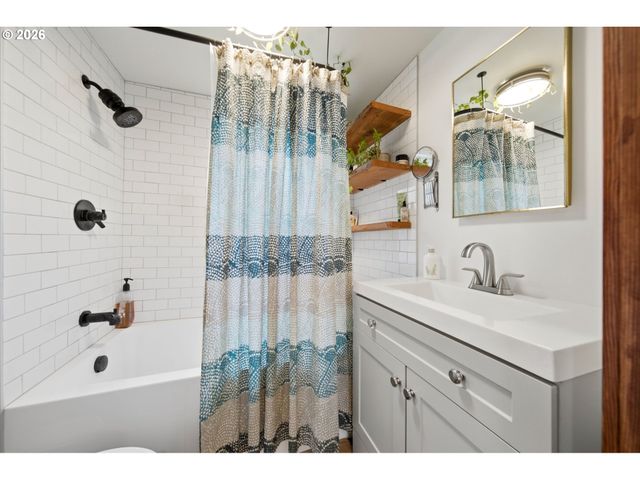 7402 Se ELLIS St, Portland, OR 97206