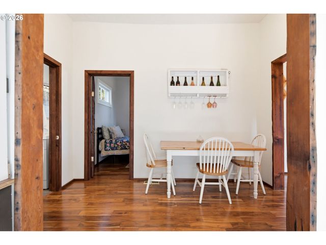 7402 Se ELLIS St, Portland, OR 97206