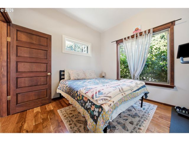 7402 Se ELLIS St, Portland, OR 97206