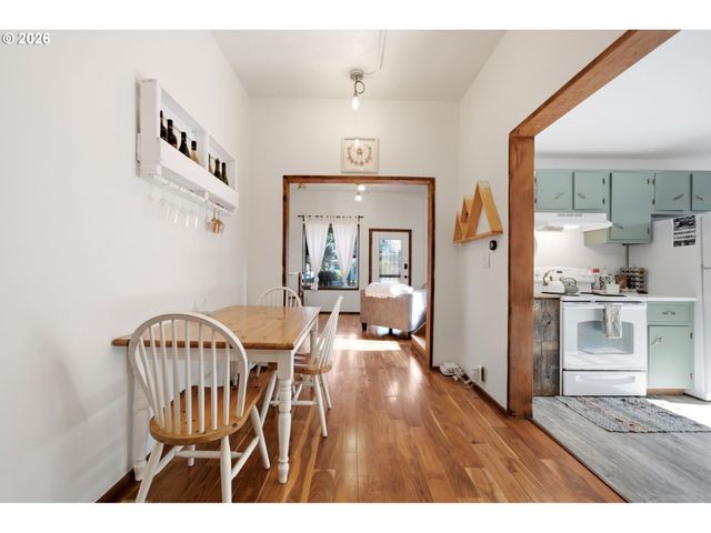 7402 Se ELLIS St, Portland, OR 97206