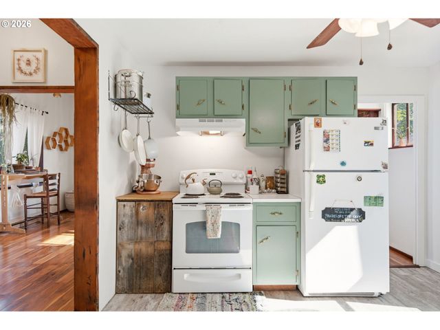 7402 Se ELLIS St, Portland, OR 97206