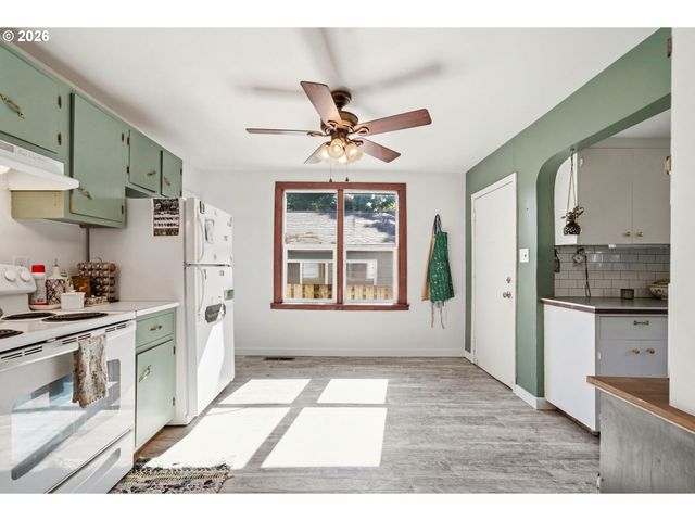7402 Se ELLIS St, Portland, OR 97206