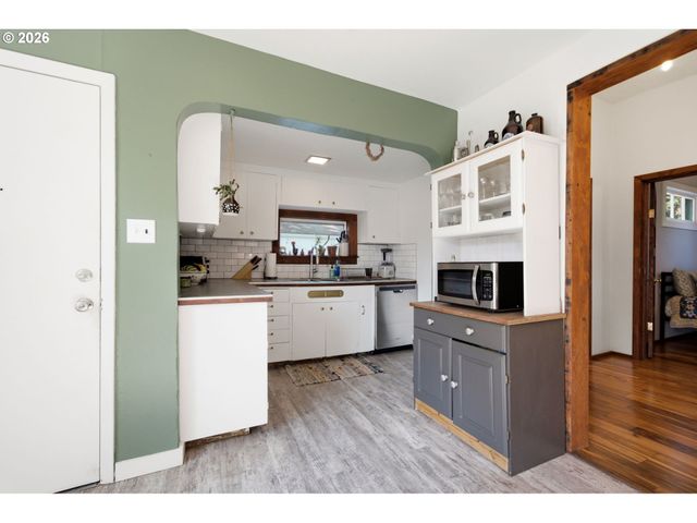 7402 Se ELLIS St, Portland, OR 97206