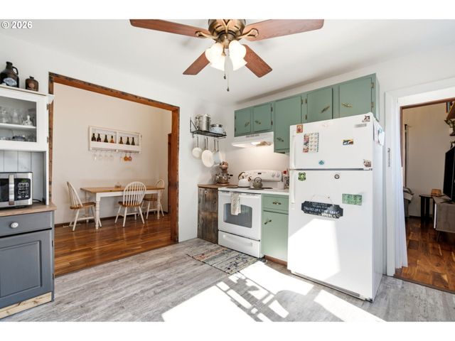 7402 Se ELLIS St, Portland, OR 97206