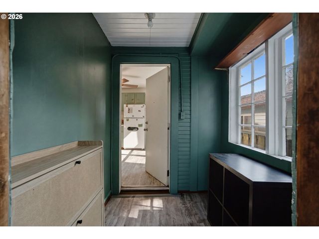 7402 Se ELLIS St, Portland, OR 97206