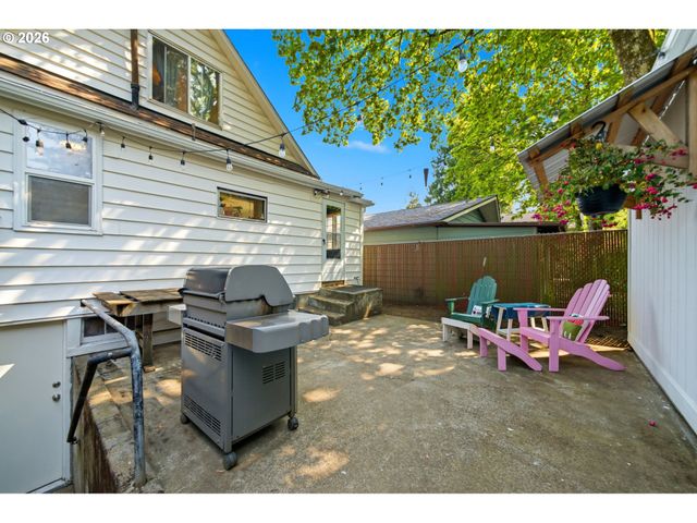 7402 Se ELLIS St, Portland, OR 97206