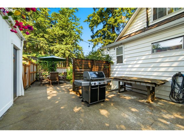 7402 Se ELLIS St, Portland, OR 97206