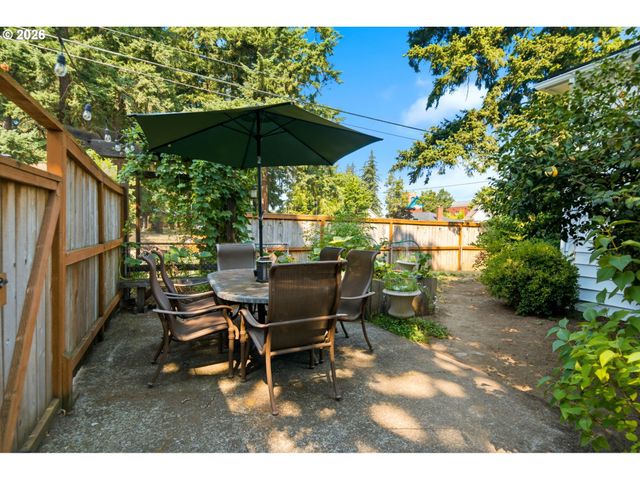 7402 Se ELLIS St, Portland, OR 97206