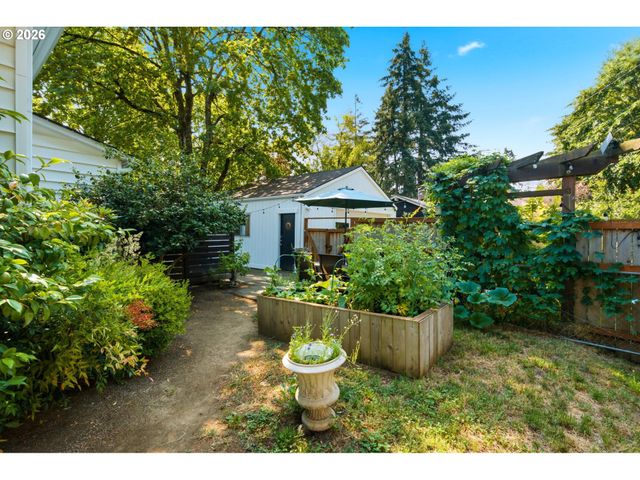 7402 Se ELLIS St, Portland, OR 97206