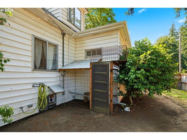 7402 Se ELLIS St, Portland, OR 97206