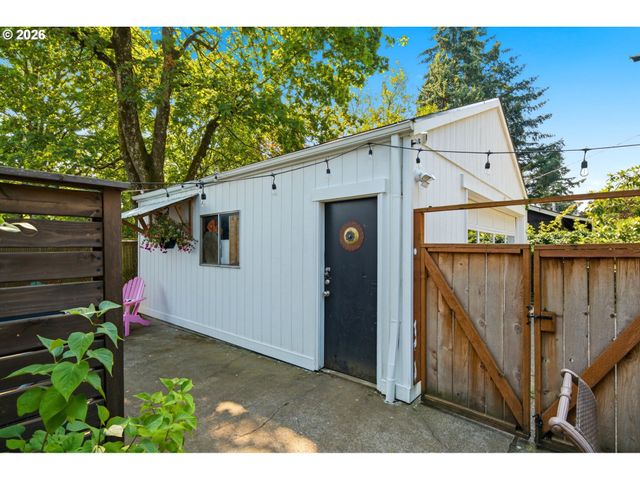 7402 Se ELLIS St, Portland, OR 97206