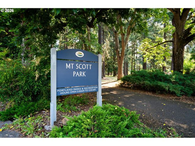 7402 Se ELLIS St, Portland, OR 97206