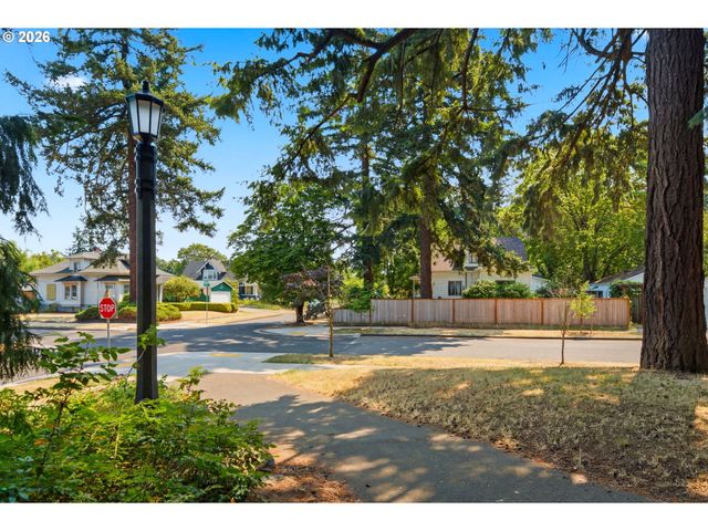 7402 Se ELLIS St, Portland, OR 97206
