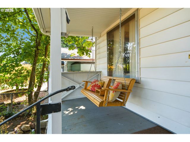 7402 Se ELLIS St, Portland, OR 97206