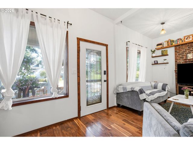 7402 Se ELLIS St, Portland, OR 97206