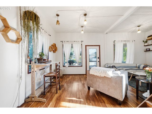 7402 Se ELLIS St, Portland, OR 97206