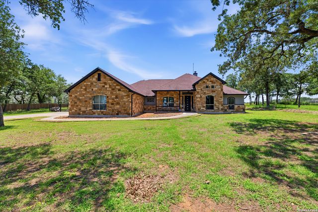 156 WOODLANDS DR, La Vernia, TX 78121
