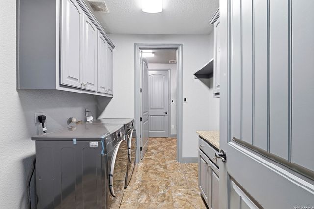 156 WOODLANDS DR, La Vernia, TX 78121