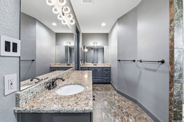 156 WOODLANDS DR, La Vernia, TX 78121